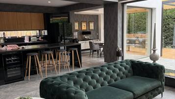 Smart TV, caminetto, impianto stereo, studio