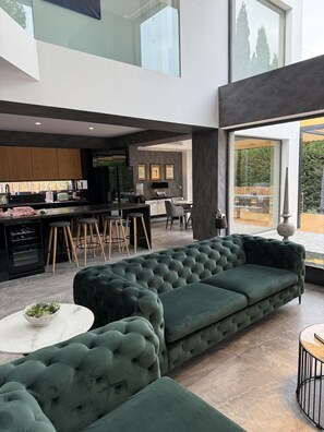 Smart TV, fireplace, stereo, offices