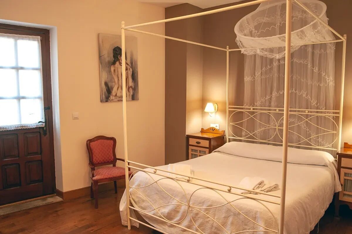 Escritorio, espacio para trabajar con laptop y wifi gratis 