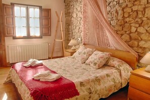 Standard Quadruple Room | Desk, laptop workspace, free WiFi