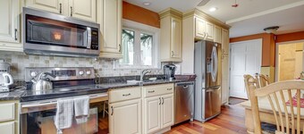 Camp Hope- Bolton Landing House/Hot tub/Fireplace/Firepit Charming 4-bedroom