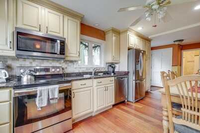 Camp Hope- Bolton Landing House/Hot tub/Fireplace/Firepit Charming 4-bedroom