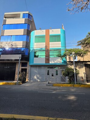 Vista frontal de la propiedad