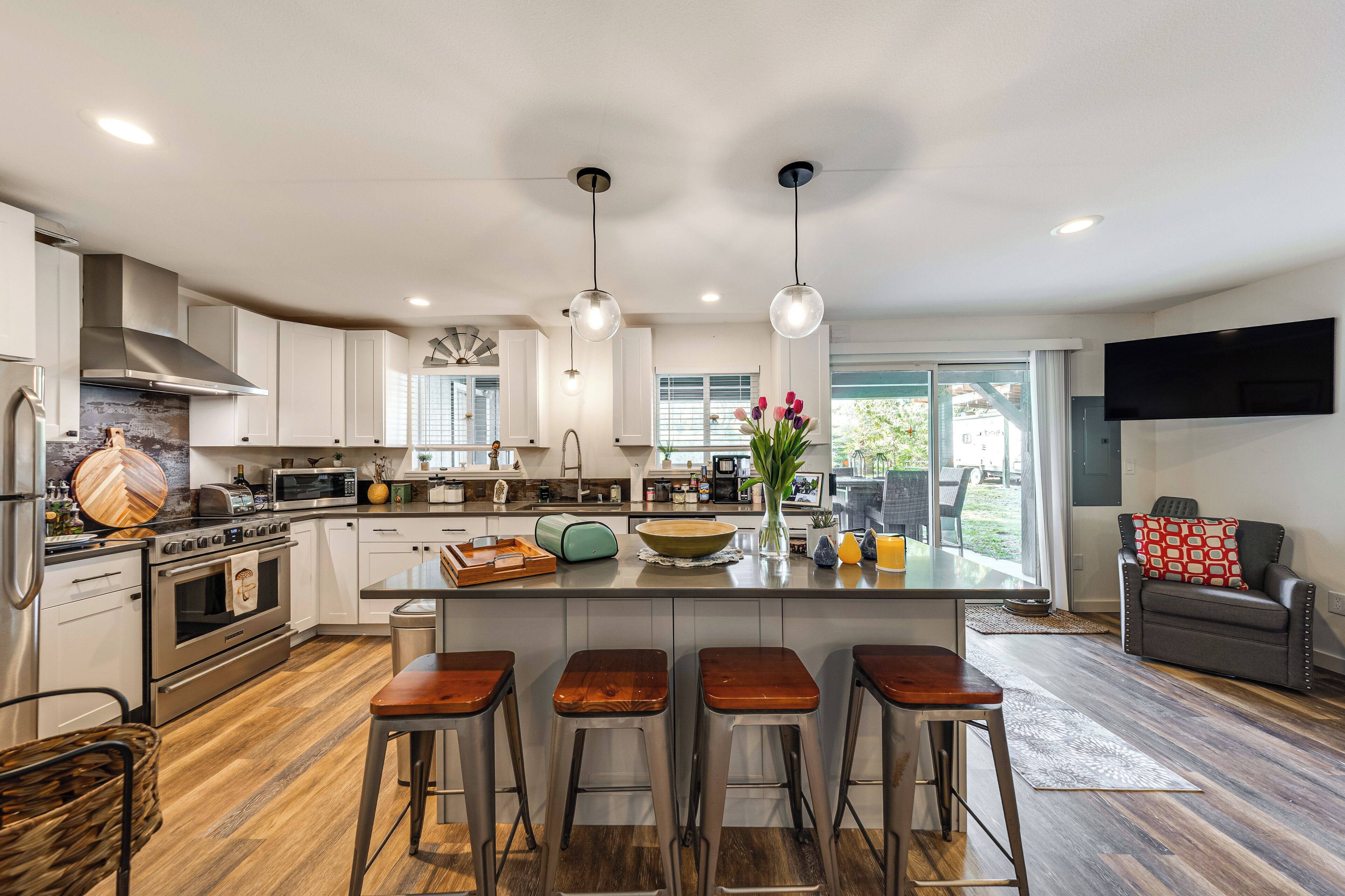 Jääkaappi, mikroaaltouuni, uuni, liesi