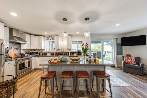 Jay's Salmon Run Retreat
Breathtaking Riverfront Views-Hot Tub, Firepit, Pinball