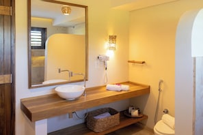 Suite Tapi | Bathroom | Shower, hair dryer, towels, soap