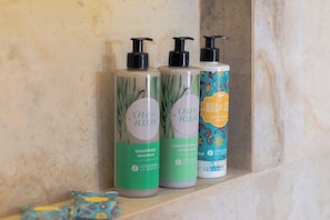 Suite Tapi | Salle de bain | Douche, sèche-cheveux, serviettes fournies, savon