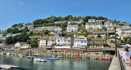 PRIVATE ROOM WITH OWN ENTRANCE IN A LOVELY OLD COTTAGE DOWN A QUIET LEAFY LANE