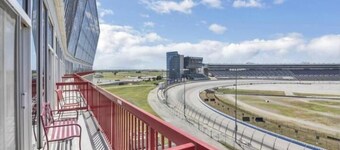 Pet Friendly! Texas Motor Speedway - Pool, Pickleball and Fitness room