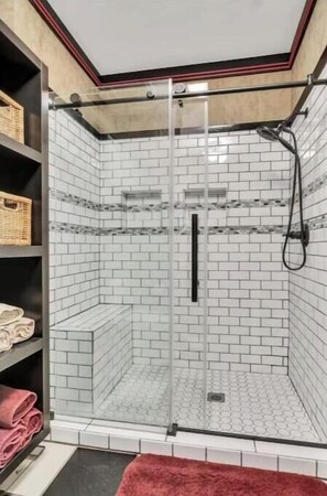 Een douche, een haardroger, handdoeken, zeep