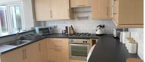 Frigorífico, microondas, horno y placa de cocina