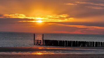 Ligstoelen aan het strand