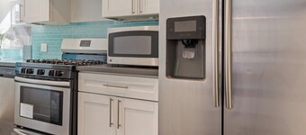 Sf City Ocean View. Free parking inside the compound. 15 min beach Drive