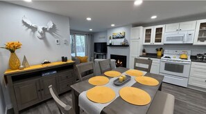 Fridge, microwave, oven, stovetop - Cozy 1-bedroom condo in the heart of Killington with mountain views (Killington)