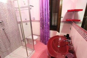 Shower, hair dryer, bidet, towels - Elegant and cozy Apartment just minutes from the beach and downtown. (Trapani)