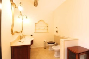 Douche, sèche-cheveux, bidet, serviettes fournies
