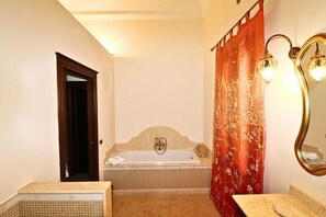 Dusche, Haartrockner, Bidet, Handtücher