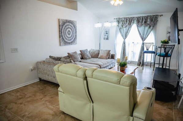 Smart TV - URBAN OASIS. Your Retreat  In  The City Of Jacksonville,  Florida. (Jacksonville)