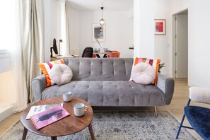 TV connectée, livres, espaces bureaux, écrans d'ordinateur