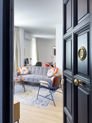 TV connectée, livres, espaces bureaux, écrans d'ordinateur