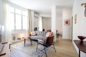 Een smart-tv, boeken, een kantoor en een computerscherm