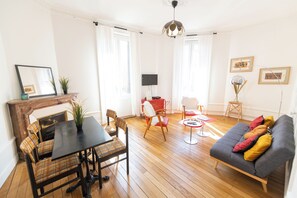 TV, fireplace - La Bohème - Warm, tastefully decorated apartment in Saint-Étienne (Saint-Étienne)
