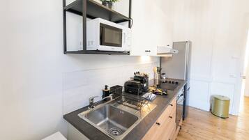 Een koelkast, een microgolfoven, een oven, een kookplaat