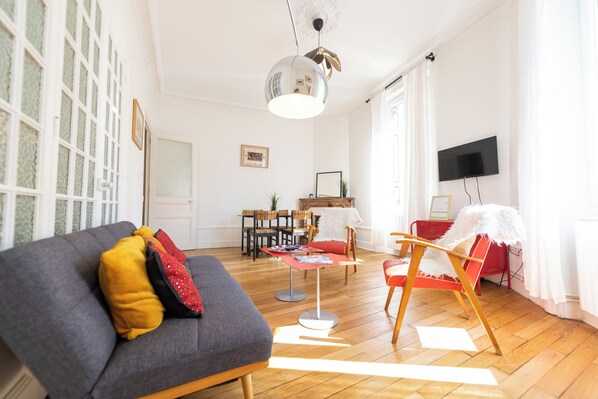 TV, fireplace - La Bohème - Warm, tastefully decorated apartment in Saint-Étienne (Saint-Étienne)