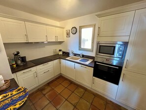 Fridge, microwave, oven, coffee/tea maker
