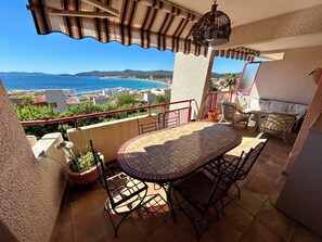 Outdoor dining - Spacious & Unique Sea View Apt – Terrace, Pool & Charm (Le Lavandou)
