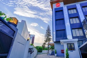 A modern hotel with a prominent 'Star' sign, a staircase leading to the entrance, and a clear sky. - Spree Hotel Kriday Dehradun (Dehradun)