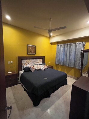 3 عدّة غرف نوم وخزنة داخل الغرفة ومكتب ومكواة/لوح كي