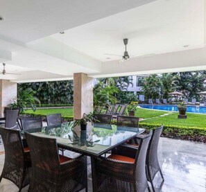 تناول الطعام بالخارج