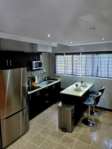 2-bedroom condo in charming Carolina with WiFi, AC. 4 min walk to beach!