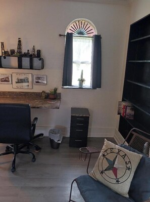 Interior - "MacBerry Nut Cottage", Charming WWII Built 1-1 Smoke/Pet Free Duplex Garage Apt (Pasadena)