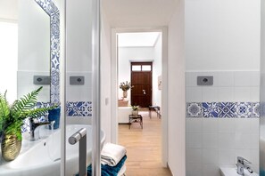 Douche, séchoir à cheveux, bidet, serviettes fournies