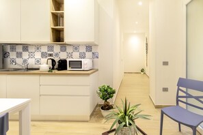Fridge, microwave, coffee/tea maker - Artis Rooms - Suite Blue (Cagliari)