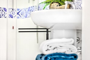 Dusche, Haartrockner, Bidet, Handtücher