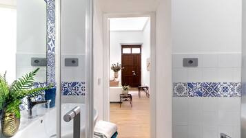 Shower, hair dryer, bidet, towels