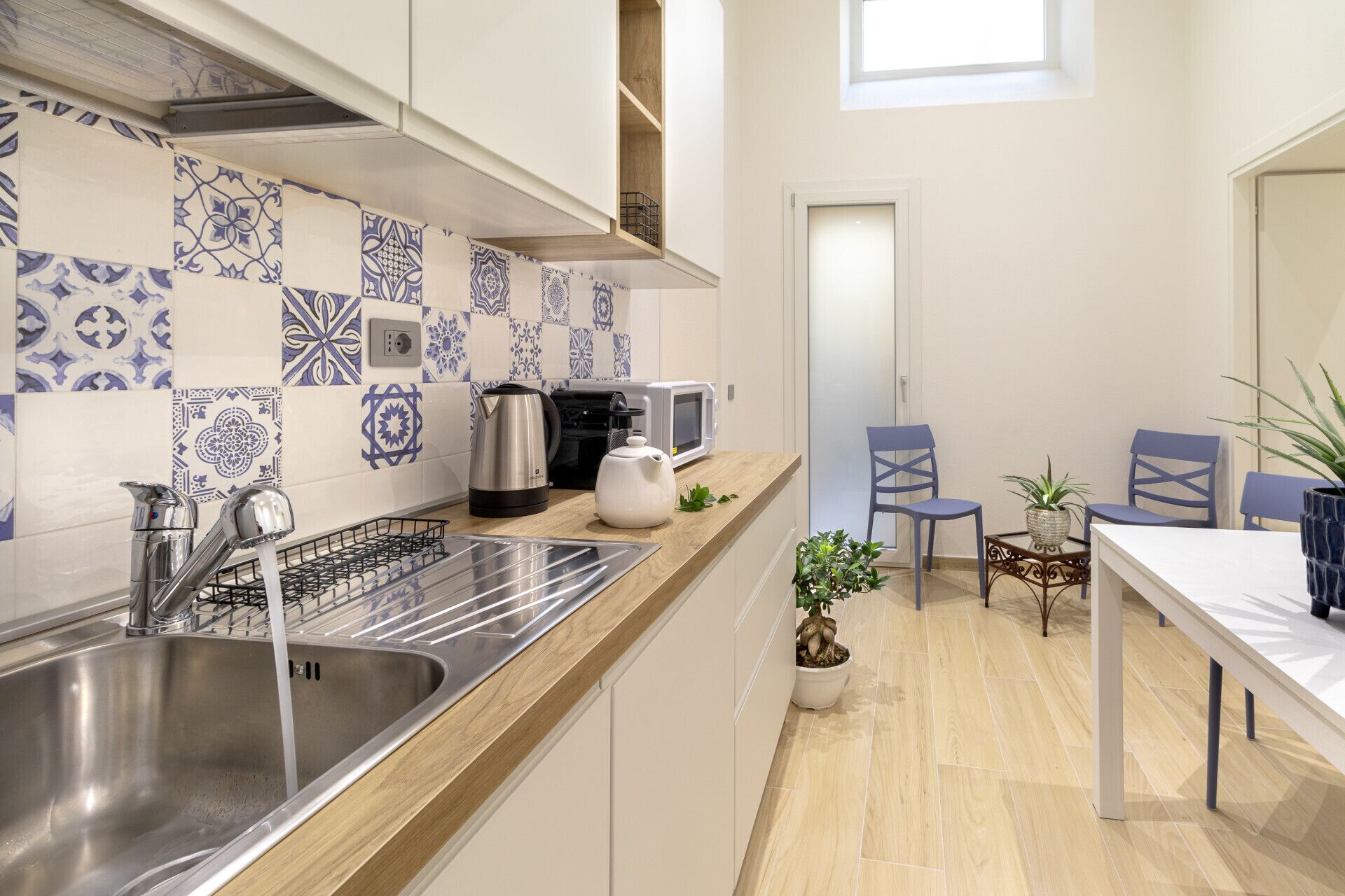 Kühlschrank, Mikrowelle, Wasserkocher mit Kaffee-/Teezubehör