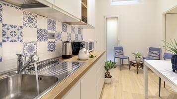 Kühlschrank, Mikrowelle, Wasserkocher mit Kaffee-/Teezubehör