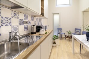 Fridge, microwave, coffee/tea maker - Artis Rooms - Suite Yellow (Cagliari)