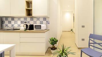 Een koelkast, een magnetron, een koffiezetapparaat/waterkoker