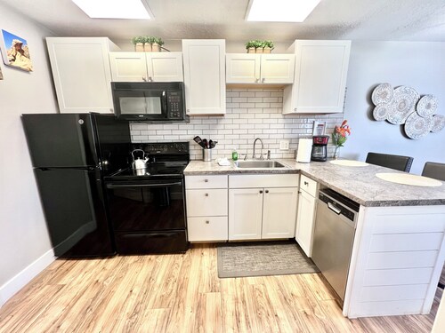 Cozy 1-bedroom condo with fitness room, WiFi in delightful St. George near Zion