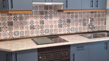 Een koelkast, een microgolfoven, een oven, een kookplaat