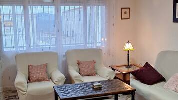 Een televisie, een open haard en boeken