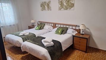 4 habitaciones, escritorio y tabla de planchar con plancha