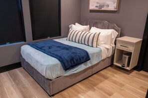 2 bedrooms, iron/ironing board, WiFi, bed sheets - Welcome to your stylish home away from home! (Houston)