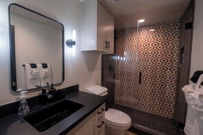 Ducha, toallas, jabón, papel higiénico