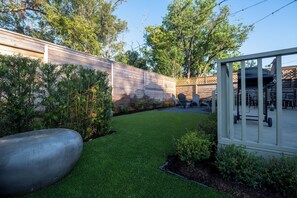 Terrace/patio - Welcome to your stylish home away from home! (Houston)